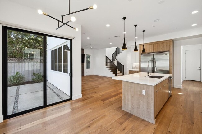 Building Photo - Luxurious Modern Single Family Home in West Menlo Park Available Now!