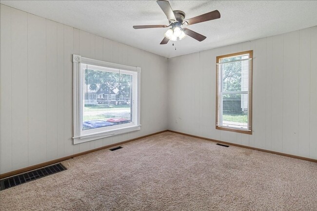 Building Photo - short term lease available