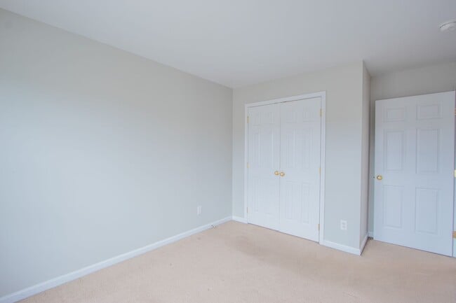 Building Photo - Great Views Overlooking the Golf Course - Large 3 Bedroom End unit TownHouse