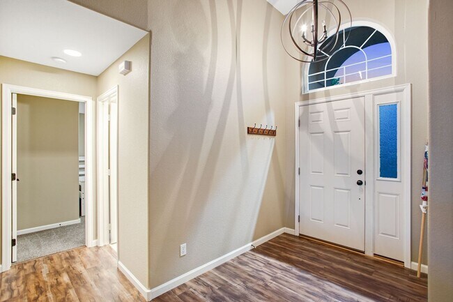 Building Photo - Stunning Updated Patio Home in Highland Me...