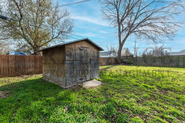 Building Photo - 3240 S Custer Ave