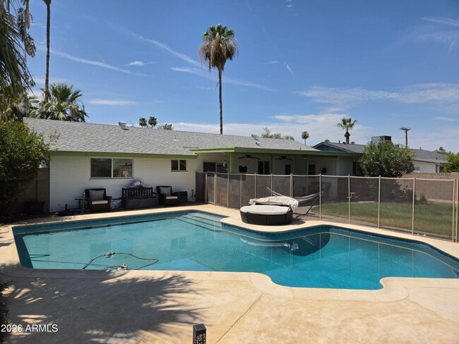 Building Photo - 308 E Ellis Dr
