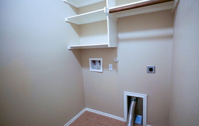 Building Photo - Spacious 5 Bedroom Home in Reserve at Westcreek