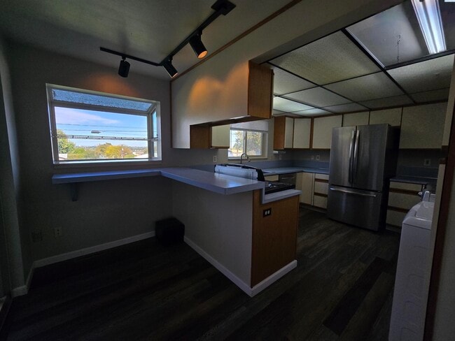 Building Photo - Landscaping Included