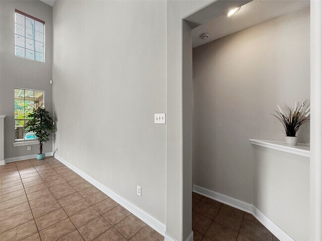 Building Photo - 1762 Lakeside Enclave Dr