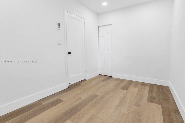 Building Photo - 1528 NE 145th St