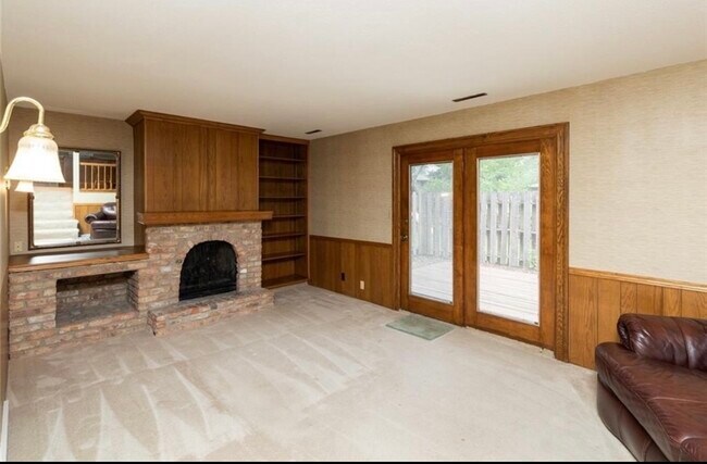 family room leading to patio - 810 NW School St