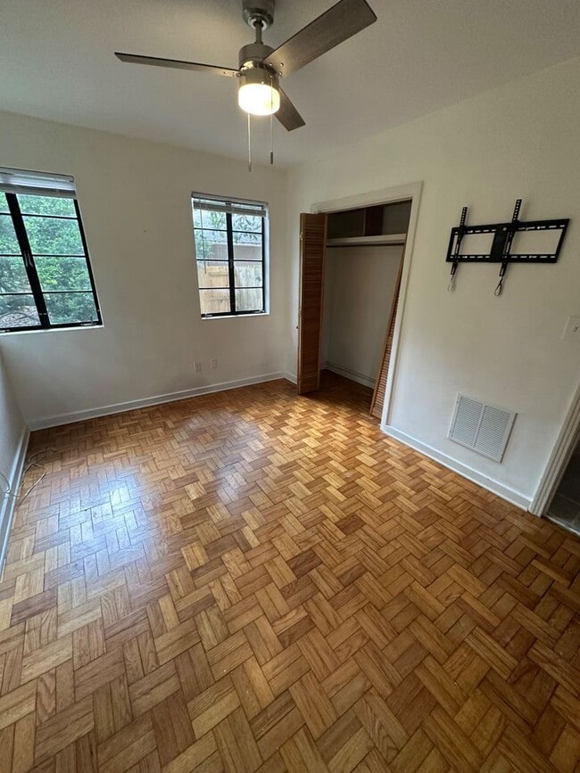 Building Photo - Charming 3 Bedroom w/ study that can be 4th bedroom, 3 Bath Home in Florida Park – Hardwood Floor...