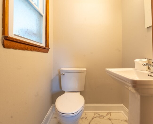 Building Photo - 2 bed and 1.5bath house with office space ...
