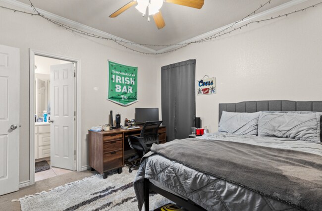 Building Photo - 5 bed 4 bath near campus!