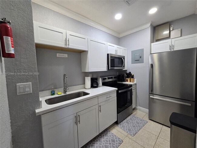 Building Photo - 208 SW 15th Pl