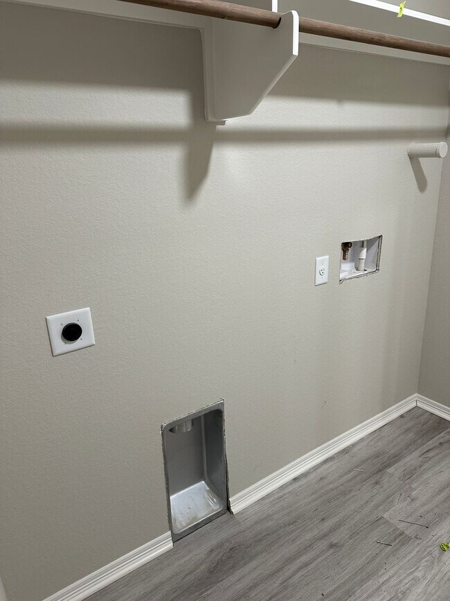 Building Photo - Navasota - 3 bedrooms / 2 bath / 2 car garage with fenced in yard.