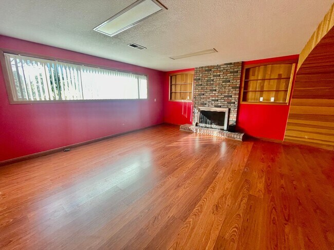 Building Photo - Sprawling 5bd/3bath Split-Level Home | Sto...