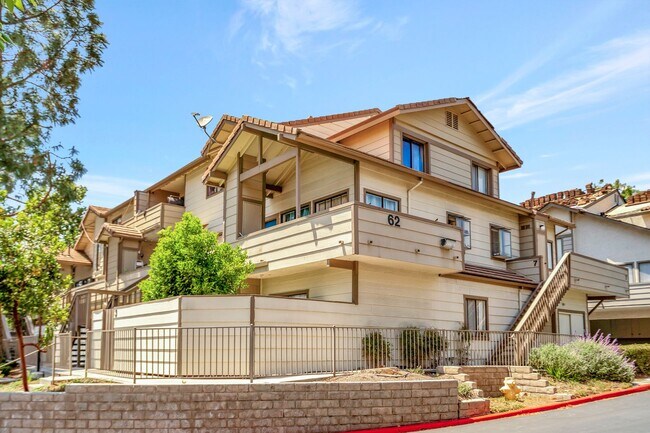 Building Photo - Thousand Oaks- Three Bedroom Condo