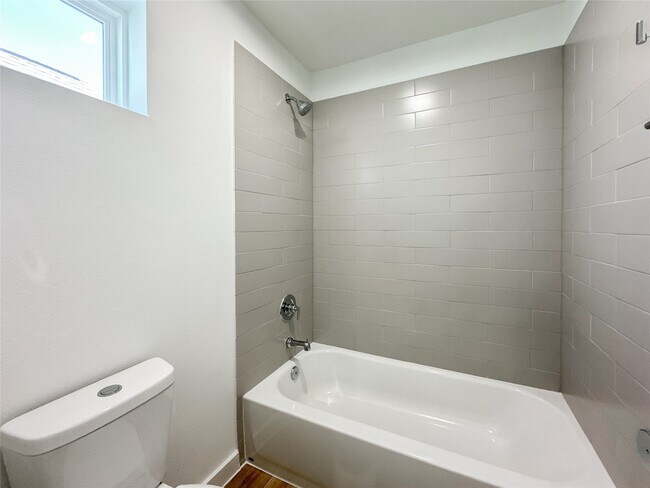 Building Photo - 824 Waxahachie St