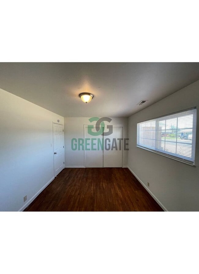Building Photo - BEAUTIFUL 3 BEDROOM 2 BATH HOME MOVE IN RE...