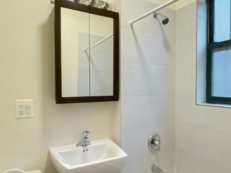 Building Photo - 435 W Surf St