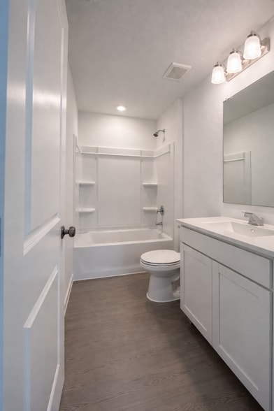 Commo Bath - 3013 Campeiro Ave