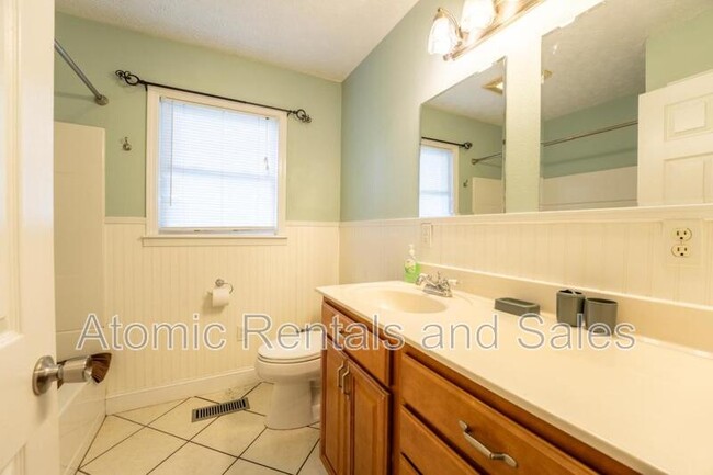 Building Photo - 815 Julianne Dr