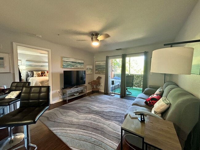 Building Photo - 5483 Vineland Rd