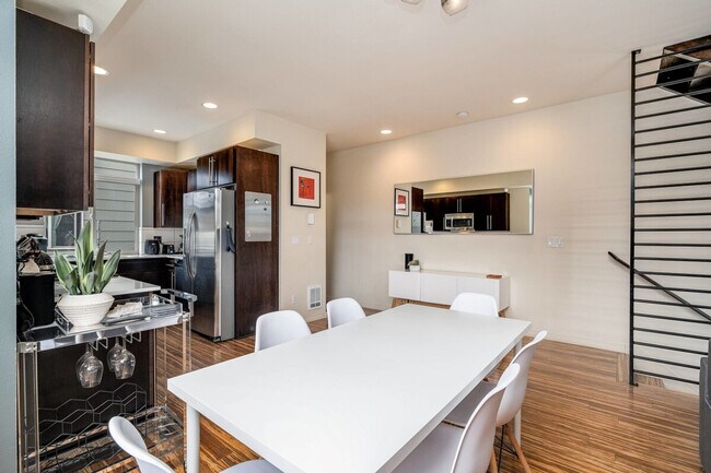 Building Photo - 1220 E Columbia St