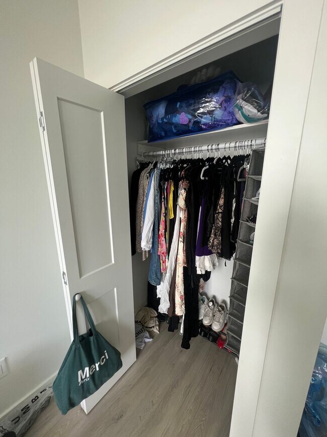 Building Photo - New Renovated 5bd/2ba Near Campus with Shared Pool! Available for 18 month lease