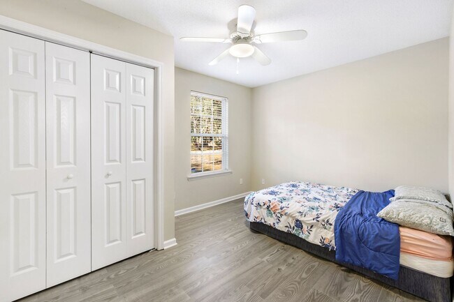 Building Photo - No HOA! Large Lot!