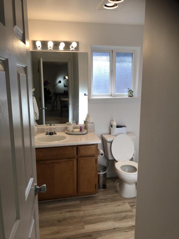 Building Photo - 525 Primrose Dr