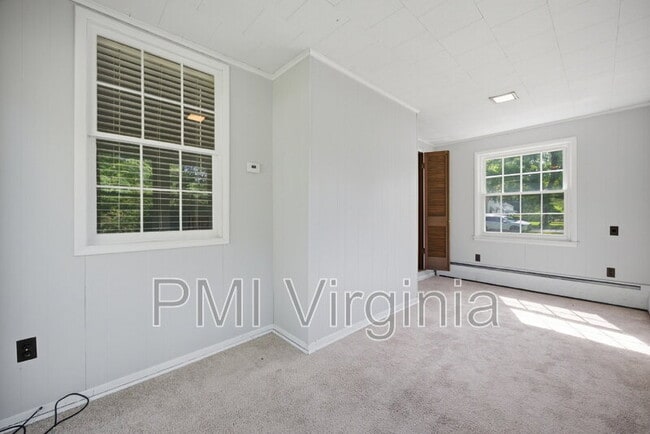 Building Photo - 400 Kemp Ln