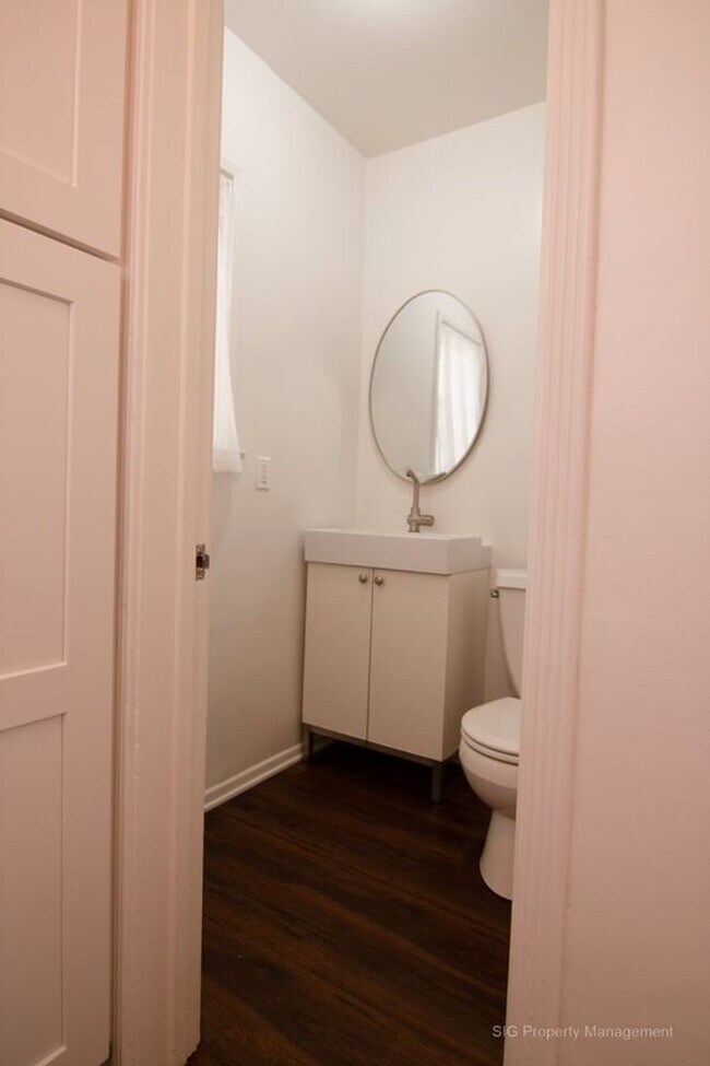 Building Photo - Sunset Drive, 4363-4377