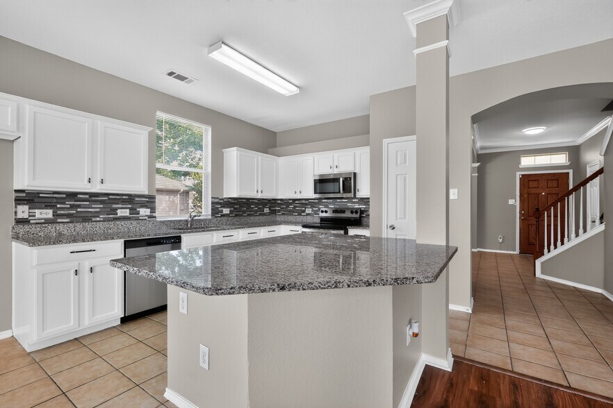 Building Photo - 217 Pinewood Trl