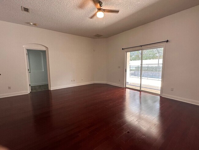 Building Photo - Screened In Ground Pool! Close to Schools, Shopping, Restaurants!