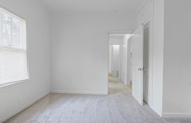 Building Photo - 4 bedroom, 2 bathroom near the University ...