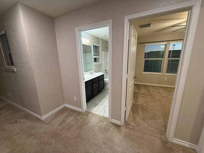 Building Photo - 675 Pebble Bend