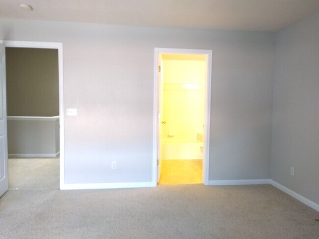 Building Photo - Fabulous Townhome Near Cherry Creek State ...
