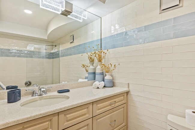 Building Photo - Fully Furnished Beautiful 2 Bedroom Seasca...