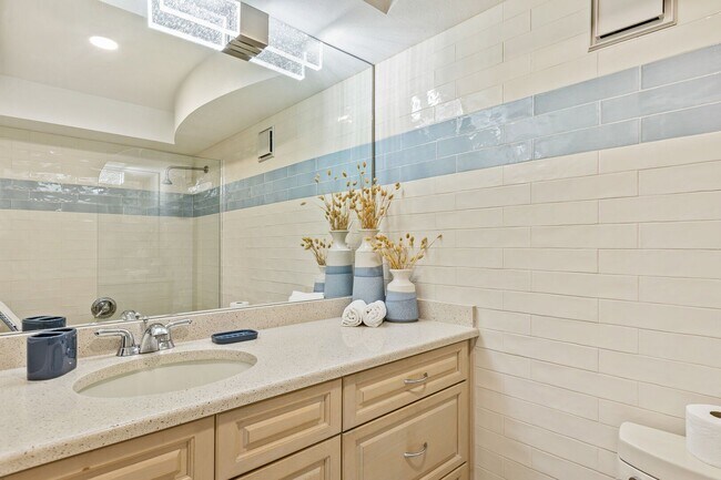 Building Photo - Fully Furnished Beautiful 2 Bedroom Seascape Towers Oceanfront Condo