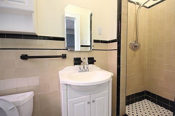 Building Photo - 164 5th St