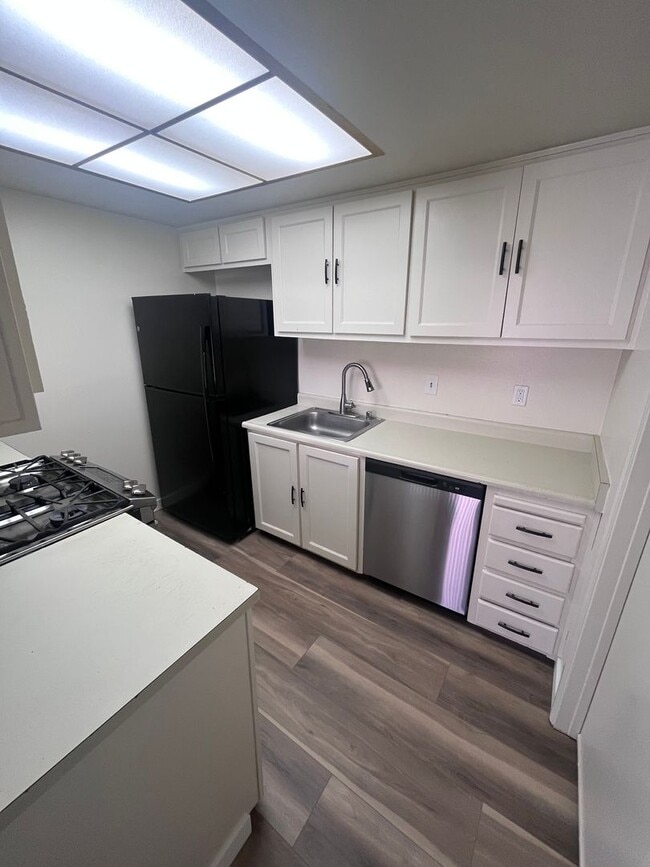 Building Photo - NICE UPDATED DUPLEX IN SACRAMENTO!!