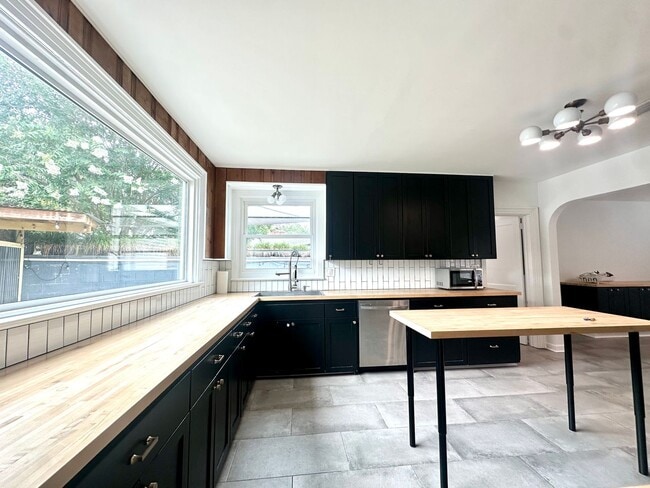 Building Photo - Mid Century Modern Gem!
