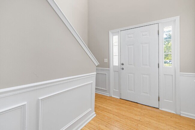 Building Photo - Very quiet and private location in heart of RTP