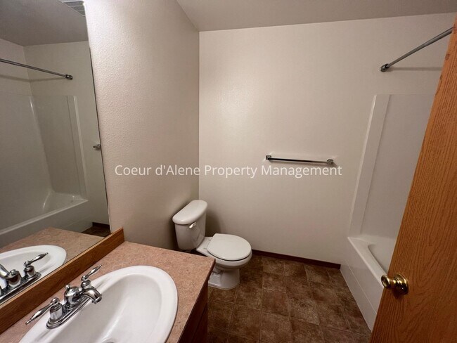 Building Photo - 3 bed house in Fieldstone!