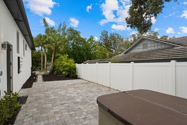 Building Photo - 577 Venice Ln