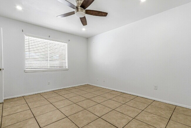Building Photo - 3 bed 2 bath house with a studio