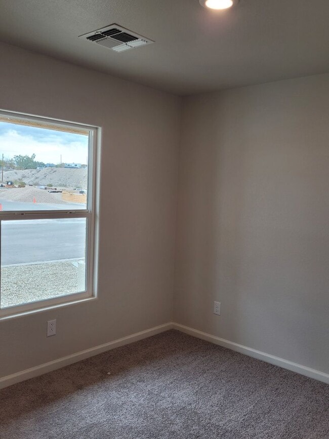 Building Photo - Beautiful 3/2 bath home located in Chaparral Terrace gated community.