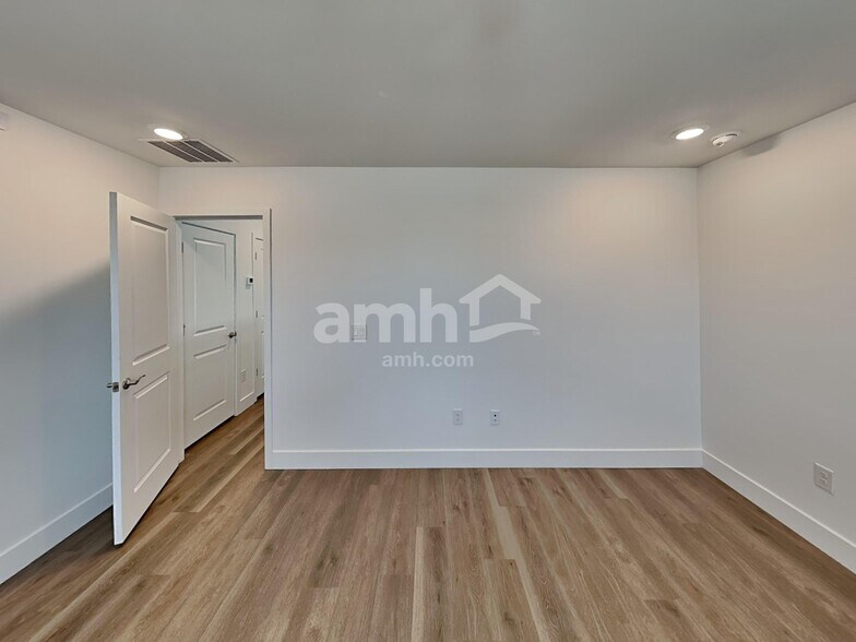 Building Photo - 9596 Harkes Dr