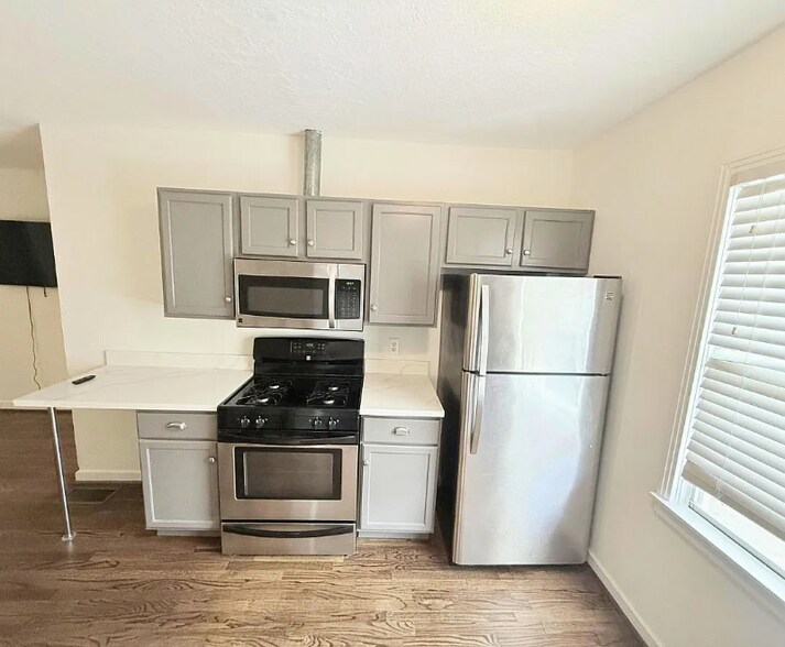 Building Photo - 1023 W Gardner St