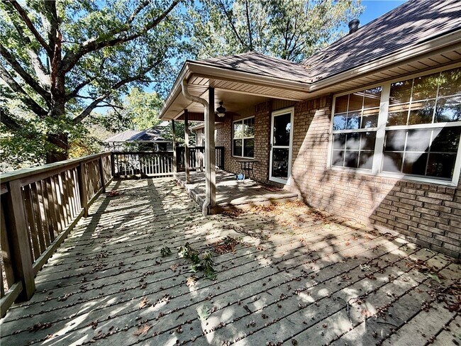 Building Photo - 305 Meadows Ct