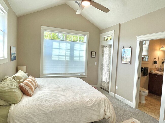 Building Photo - Corner unit townhouse in Piedmont condominium community