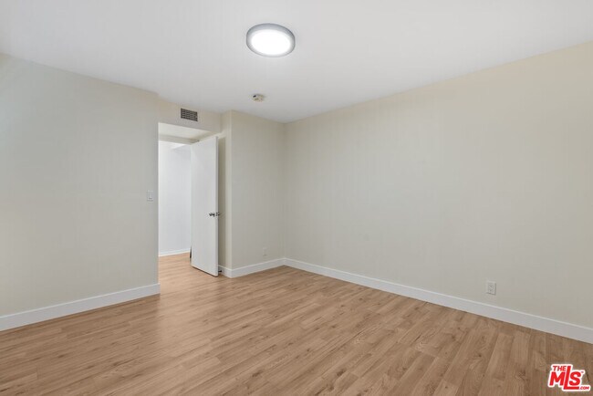 Building Photo - 5541 Fallbrook Ave